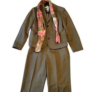 Doncaster luxury women's olive green pants suit set jacket size 6P pants 2